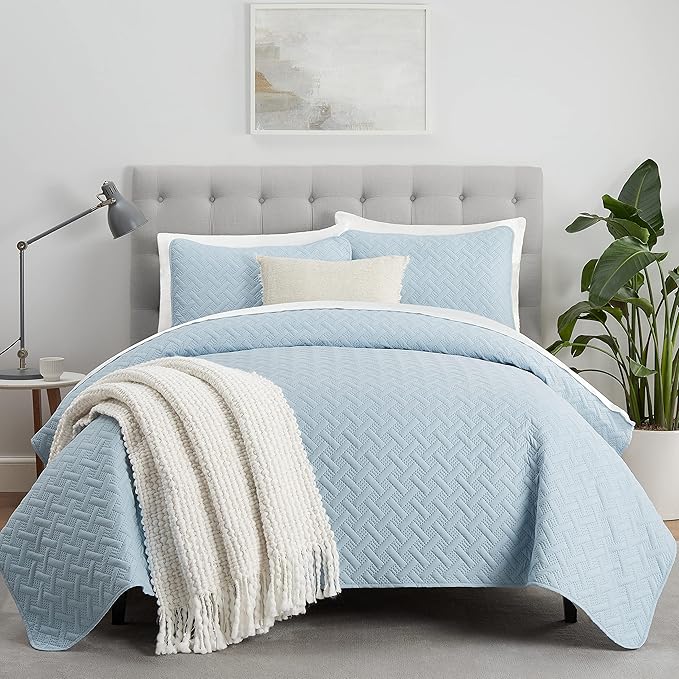 Serta ComfortSure Soft 3-Piece Full/Queen Quilt Bedding Set, Includes Bedspread/Coverlet and Pillow Shams, Bedding for All Seasons, Machine Washable, Light Blue